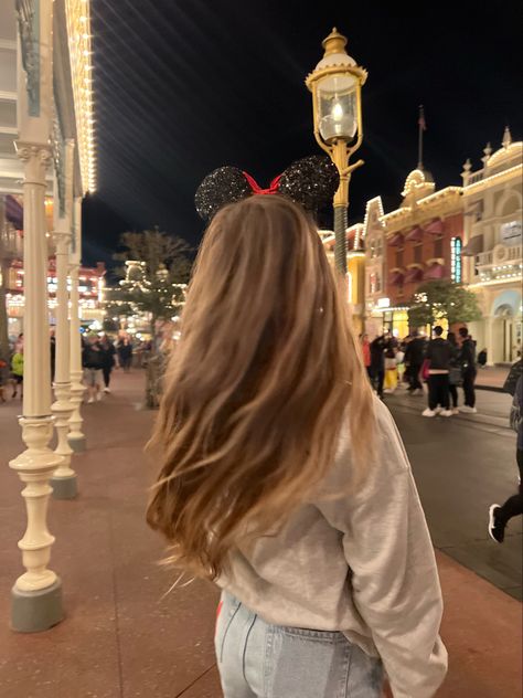 Pics To Take In Disney World, Cute Disneyland Pictures Ideas, Travel Aesthetic Disney, Disneyland Pictures Aesthetic, Disney Honeymoon Aesthetic, Disney World Vision Board, Disney Family Aesthetic, Disney Christmas Photo Ideas, Pics To Take At Disneyland