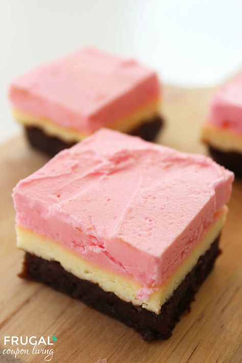 Neapolitan Cheesecake Brownies Neapolitan Cheesecake, Cheesecake Brownie Bars, Marshmallow Brownies, Cheesecake Brownies Recipe, Nutella Fudge, Brownie Bars, Cheesecake Brownie, Brownie Cheesecake, Dessert Simple