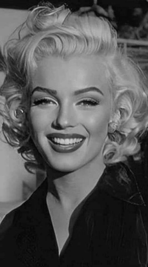 "A girl doesn't need anyone who doesn't need her."-Marilyn Monroe Marilyn Monroe Wedding, Marilyn Monroe Photography, Marilyn Monroe Portrait, Animated Art, Marilyn Monroe Quotes, Marilyn Monroe Fashion, Marilyn Monroe Art, Olivia Newton, Marilyn Monroe Photos