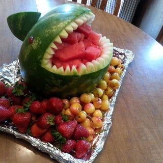 it was hard to get t...-young96 Dinosaur Watermelon, Watermelon Carving Easy, Dinosaur Birthday Party Food, Watermelon Shark, Dinosaur Birthday Cakes, Watermelon Carving, Dinosaur Themed Birthday Party, Tasty Dessert, Party Food Buffet