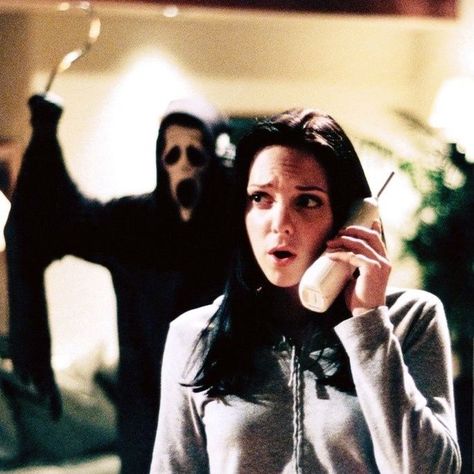 Anna Faris in Scary Movie (2000) 90s Halloween Movies, Scary Movie 1, Scary Movie 2, Scary Movie 3, Horror Gore, Lauren Holly, Moon Dark, All Horror Movies, Spooky Aesthetic