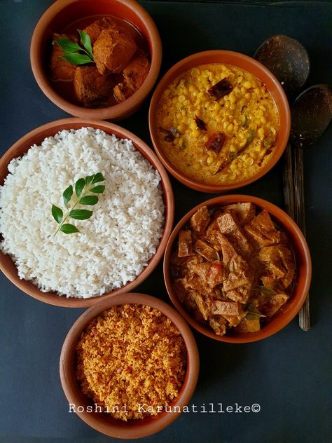 Rice and curry Chilli Fish, Dhal Curry, Rice And Curry, Chocolate Ganache Cake, Indian Rice, Split Pea, Fish Curry, Creamy Pasta, White Bowls