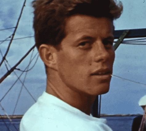 Can we please just talk about how hot JFK was when he was a teenager Jfk Gif, Young Jfk, Movie Aesthetic, John Fitzgerald, Jfk Jr, American Presidents, Us Presidents, Look At You, Old Hollywood