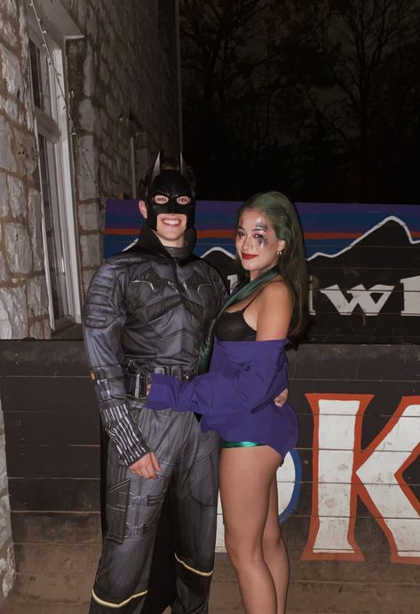 Joker And Batman Costume Girl, Joker And Batman Couple Costume, Batman And Joker Couple Costumes, Batman Couple Costume, Horror Movie Couples Costumes, Batman And Joker Costumes, Batman Joker Costume, Joker Couple Costume, Bf And Gf Halloween Costumes