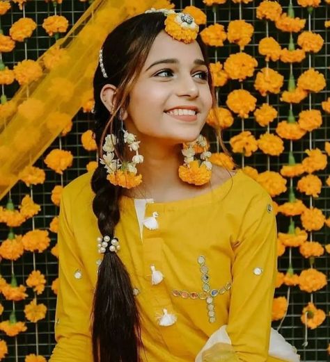 Simple Haldi Look For Bride Sister, Mayoun Hairstyles, Bristy Islam, Haldi Dress Ideas For Sisters, Shadi Photo, Haldi Look For Bride, Haldi Outfit For Bride, Haldi Look, Stylish Watches For Girls