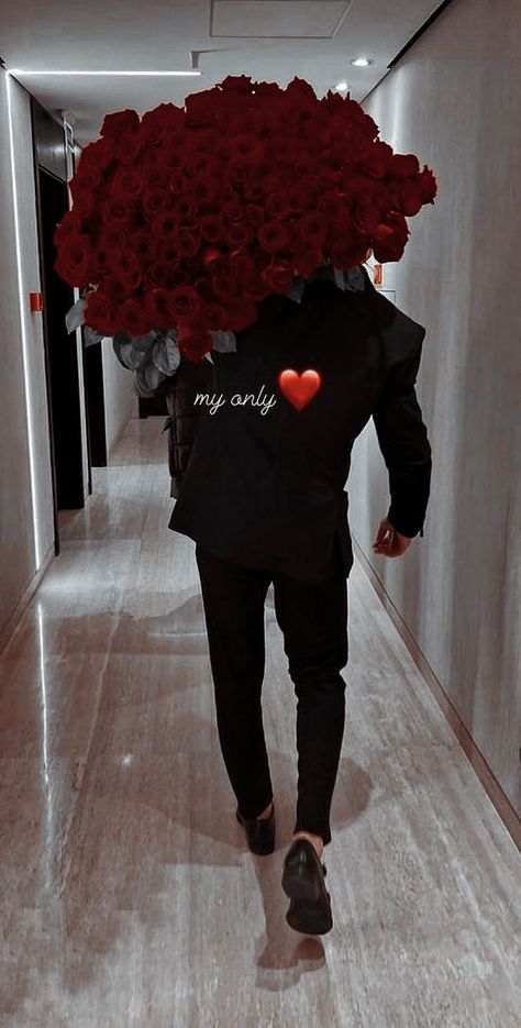 Man Giving Flowers To Woman Aesthetic, Man Bringing Flowers, Man Holding Flowers Aesthetic, Man Buying Flowers, Boy Giving Flowers, Man Giving Flowers, Man Holding Flowers, Romantic Men, Instagram Training