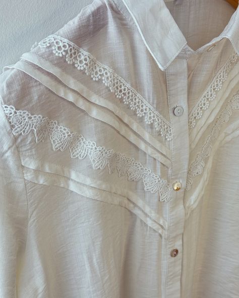 La chemise Lily, avec sa broderie anglaise délicate et son blanc éclatant, incarne l’élégance naturelle. Polyvalente et raffinée, elle sublime tous vos looks, du plus chic au plus décontracté. #Natirelle #Chemise #Élégance Lily