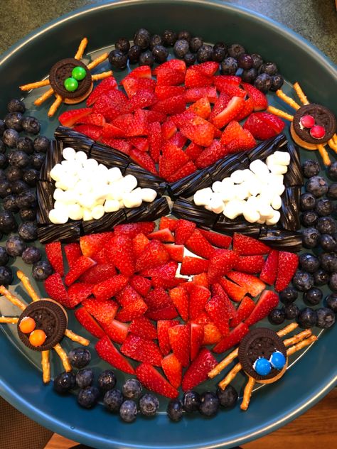 Spiderman Fruit Tray, Halloween Fruit Tray Ideas, Spider Man Food, Spiderman Birthday Cake Ideas, Halloween Fruit Tray, Rory Birthday, Spiderman Birthday Party Food, Fruit Tray Ideas, Deadpool Party