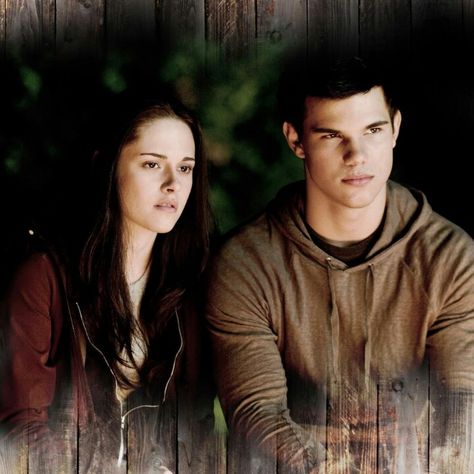 Bond fire Twilight Movie Scenes, Jacob Black Twilight, Jacob And Bella, Twilight Jacob, The Twilight Saga Eclipse, Xavier Samuel, Billy Burke, Marlon Wayans, Twilight Photos