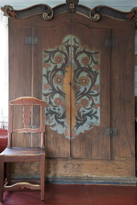 Swedish Decor, Swedish Furniture, Swedish Style, Country Style Decor, Painted Designs, Scandinavian Folk Art, Hand Painted Furniture, Folk Art Painting, Shabby Vintage