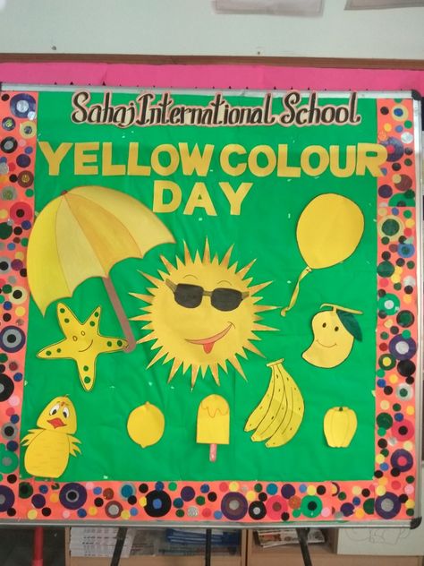 Yellow Colour Day Decoration In School, School Board Decoration, School Creative, Decorative Ideas, Hand Crafts For Kids, Hand Crafts, Board Decoration, Yellow Colour, Girls Cartoon