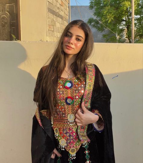 pakistani Traditional Afghan Dress, Afghan Beauty Women, Afghan Makeup, Pashto Dress, Pakistani Dresses Eid, Pashtun Dress, Cultural Aesthetic, Glow Aesthetic, Eid Look