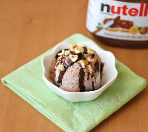 Nutella Frozen Yogurt | Kirbies Cravings | A San Diego food blog Greek Yogurt Ice Cream, Easy Frozen Yogurt, Homemade Frozen Yogurt, Frozen Yogurt Ice Cream, How To Make Nutella, Nutella Ice Cream, Nutella Recipes Easy, Healthy Nutella, Frozen Yogurt Recipes