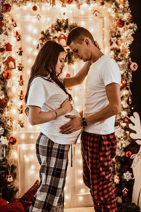 Maternity Christmas Pictures, Christmas Pregnancy Photos, Winter Maternity Pictures, Vom Avea Un Copil, Winter Maternity Photos, Maternity Photo Ideas, Baby Bump Pictures, Bump Pictures, Vogue Kids