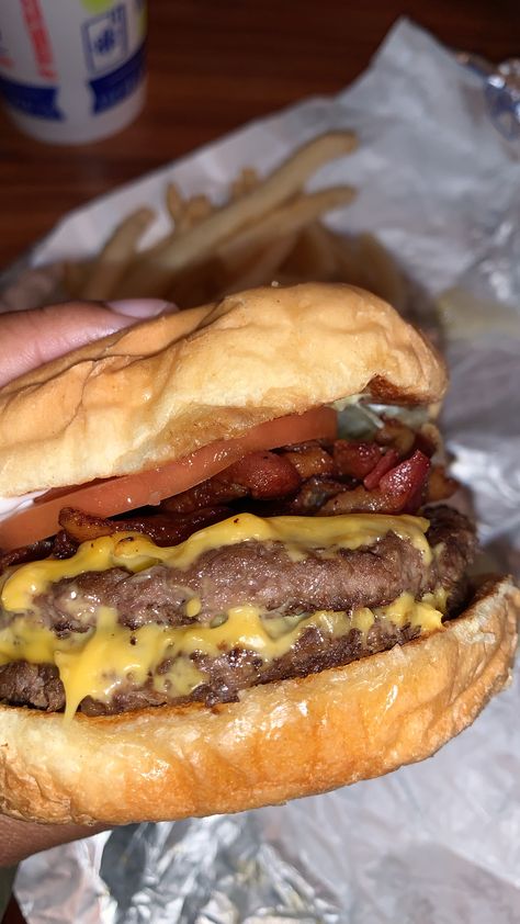 Burger Snaps Snapchat, Aesthetic Burger Pictures, Good Burger Aesthetic, Food Snapchat Burger, Burger And Fries Aesthetic, Delicacy Food, Junk Food Snacks, Snap Food, Food Babe