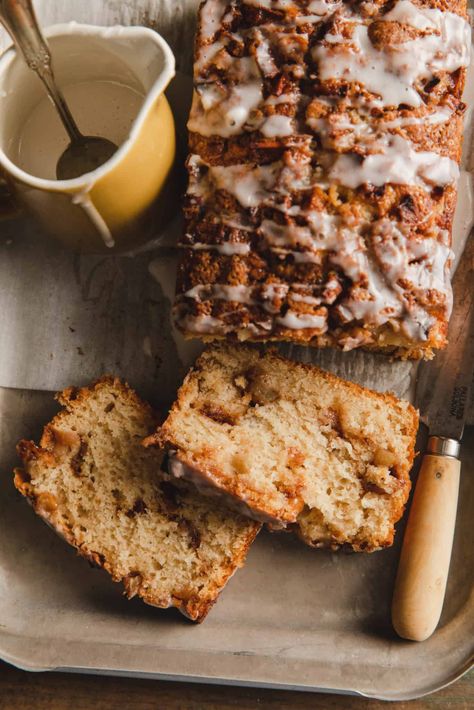 Vegan Apple Fritter Bread Vegan Apple Bread, Apple Banana Bread, Apple Breakfast Recipes, Vegan Apple Cake, Bread Banana, Cinnamon Bread Recipe, Apple Bread Recipe, Recipes Banana, Fluffy Bread