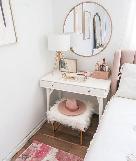 Hiier Living on Instagram: “Elegant little vanity corner by @teresalaucar 🌸🌸💄 — . . . . . . . . . . . .…” Small Vanity Ideas, Dressing Table Hacks, Dressing Table Organisation, Bedroom Drawers, Dressing Table With Chair, Desk Mirror, Vanity Ideas, Bedroom Space, Bedroom Vanity