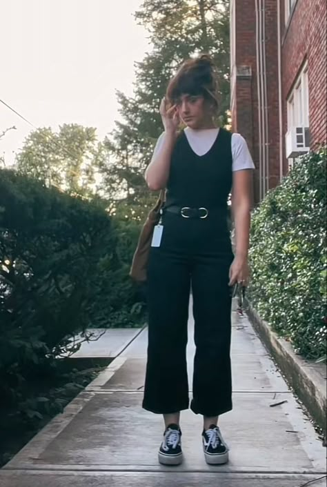 Skater Work Outfit, Futch Outfits Summer, Aesthetic Work Clothes, Short Sleeve Teacher Outfits, Casual Server Outfit, Creative Job Outfit, Elder Emo Work Outfit, Barista Outfits Women, Work Outfits Women Gen Z