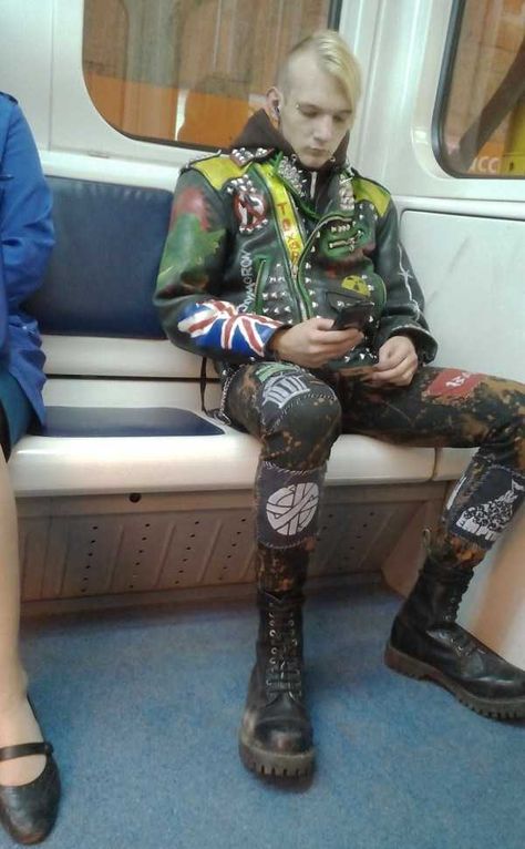 33 more crazy pictures that prove the Russian subway fashion is uniquely weird. #russia #subway #fashion #subwayfashion #russiansubway 80s Punk Photography, Punk Outfits 80s, 80s Punk Fashion, Punk Mode, Gutter Punk, Punk Boy, Punk Chic, 80s Punk, Punk Culture