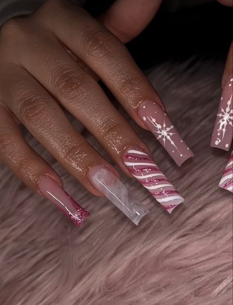 Cute Christmas Acrylic Nails Coffin, Long Square Christmas Acrylic Nails, Medium Nails Christmas, Unique Acrylic Nails Christmas, Nail Ideas For Christmas 2023, Christmas Nails Latina, Christmas Nails 2023 Long, Natural Christmas Nail Designs, Medium Nails Acrylic Christmas