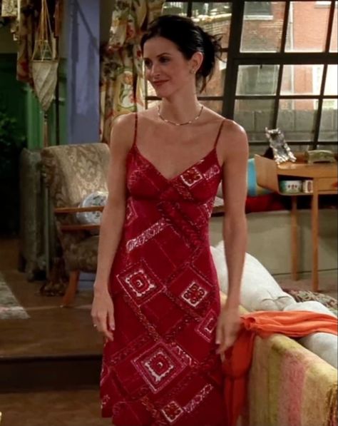 Early Friends Fashion, 90s Athletic Outfits Women, Monica Geller Red Dress, Monica's Outfits Friends, Courtney Cox Outfits, 90s Friends Fashion, Monica Geller Dress, Friends Aesthetic Tv Show Outfits, Friends Show Outfits