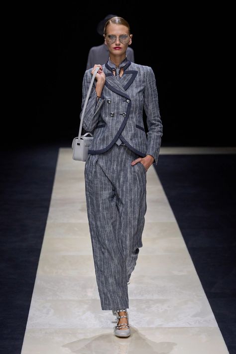 Emporio Armani Spring 2025 Ready-to-Wear Fashion Show | Vogue Smart Casual Women, Armani Collection, Armani Women, Woman Suit Fashion, Milano Fashion Week, Spring Fashion Trends, New Fashion Trends, Suit Fashion, Mode Inspiration