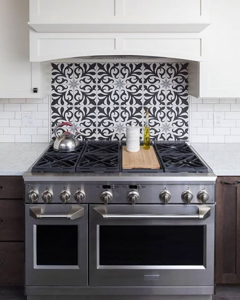 Tile backsplash behind stove Farmhouse Kitchen Backsplash Ideas, Trendy Kitchen Backsplash, Backsplash Tile Design, Farmhouse Kitchen Backsplash, Stove Backsplash, Kitchen Backsplash Designs, Backsplash Designs, Kitchen Stove, Stunning Kitchens