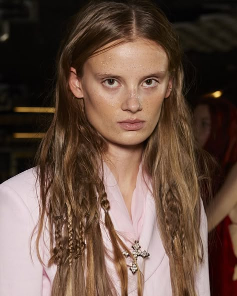 Spring 2023 Hair, Runway Hair Trends, 2024 Hair Trends For Women, Fashion Week Ss23, 2024 Hair Trends, Spring Hair Trends, Straight Wavy Hair, Money Pieces, Runway Hair