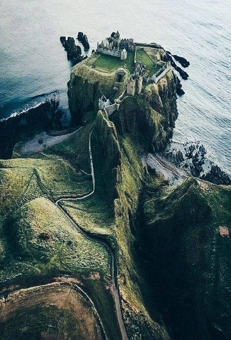 Dunnottar Castle, Ireland Landscape, Landscape Designs, Voyage Europe, A Castle, Beautiful Places Nature, Scotland Travel, Beautiful Places To Travel, Beautiful Places To Visit