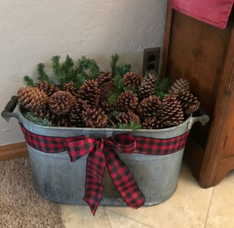 Christmas Tin Bucket Ideas, Olive Bucket Christmas Decor, Christmas Bucket Decoration Ideas, Bucket Centerpiece Ideas, Country Christmas Decor, Antique Bucket, Outdoor Christmas Planters, Christmas Planters, Country Christmas Decorations