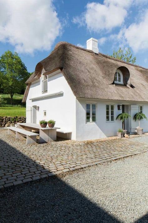 Danish Farmhouse, Denmark House, Thatch Roof, Danish House, Country Style Interiors, Country Interior Design, Thatched House, Historic Renovation, Europe Aesthetic