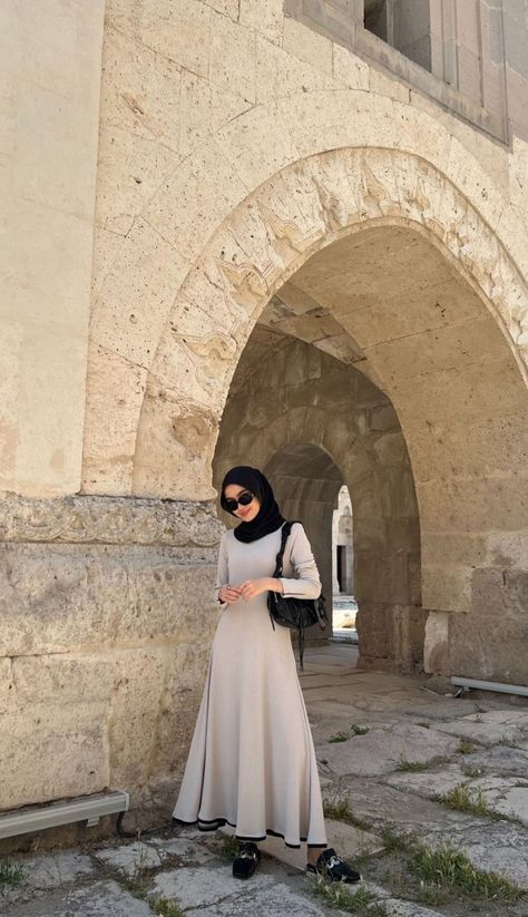 Old Money Hijab Outfit Summer, Old Money Aesthetic Outfit Hijab, Old Money Hijabi Aesthetic, Old Money Muslim Outfit, Hijabi Old Money Outfits, Modest Old Money Outfits, Old Money Hijab Outfit, Hijabi Closet, Brown Hijab Outfit