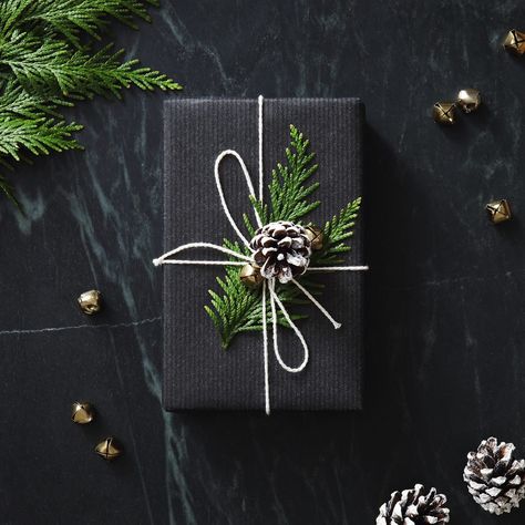 Parchment Paper Gift Wrapping, Christmas Wrapping Minimalist, Rustic Wrapping Ideas, Christmas Present Wrap, Wrapping Inspiration, Xmas 2022, Wrapping Techniques, Black Wrapping Paper, Christmas Gift Packaging