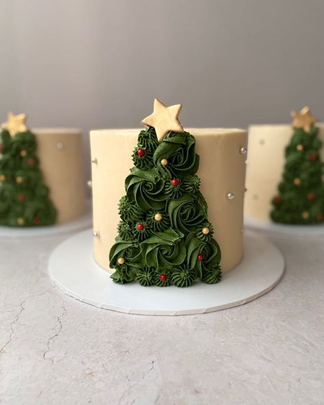 Gold Christmas Cake, Cake To Go, Buttercream Frosting Cake, Christmas Themed Cake, Buttercream Cake Decorating, Xmas Cake, Cupcake Designs, Christmas Cakes, Decoration Photo