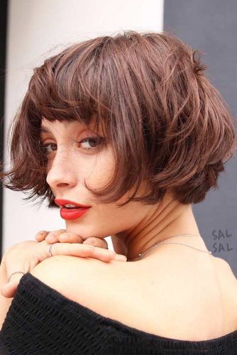 Cool Ways Of Spicing Up Your Short Bob With A Color ★ See more: http://lovehairstyles.com/short-bob/ Κούρεμα Bob, Angled Bob Haircuts, French Bob, Face Framing Bangs, Short Brown Hair, Bob Haircut With Bangs, Short Layered Haircuts, Short Bob Haircuts, Platinum Blonde Hair