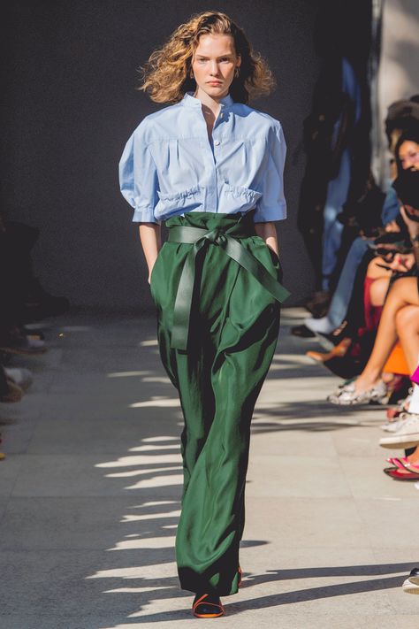 The NET-A-PORTER Team’s New Season Shopping List | PORTER Look 80s, Minimalist Moda, Vogue Germany, Fashion Weeks, Green Pants, Moda Vintage, Looks Chic, Vintage Vogue, 가을 패션