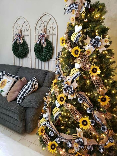 Sunflower Christmas Tree Ideas, Sunflower Christmas Tree, Spring Tree Decorations, Unique Christmas Trees Themes, Fall Christmas Tree, Sunflower Tree, Sunflower Christmas, Christmas Tree Decorating Tips, Vintage Fall Decor