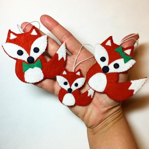 Festive Fox Family Felt Ornament Pattern | Craftsy Denim Christmas, Easy Felt Crafts, Diy Felt Christmas Ornaments, Dove Ornaments, Fox Family, Felt Craft Projects, Felt Ornaments Patterns, Fox Ornaments, Baby Mobil