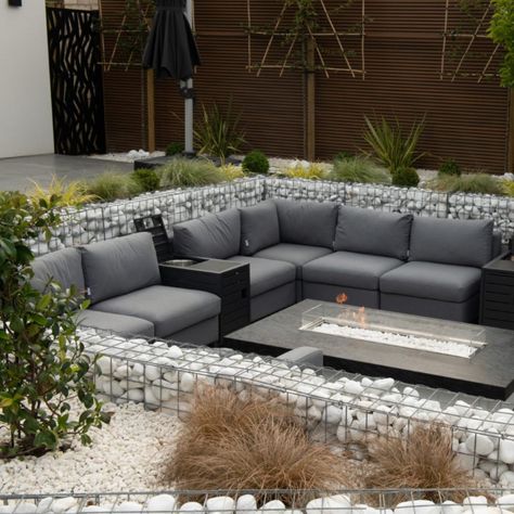 White cobble gabion walls surround a grey seating area and slick modern firepit. Modern Seating Area, Garden Rockery, Gabion Walls, Lawn Borders, Gabion Baskets, Contemporary Garden Design, Gabion Wall, Formal Garden, Modern Garden Design