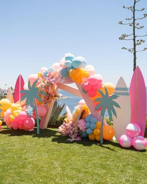 Lovestruck Blooms (@lovestruckblooms) • Instagram photos and videos Pool Party Backdrop Ideas, Pool Party Backdrop, California Baby Shower, Party Backdrop Ideas, Summer Birthday Party Ideas, Summer Birthday Party Decorations, Havana Nights Party Theme, Surfer Party, Pool Party Decor