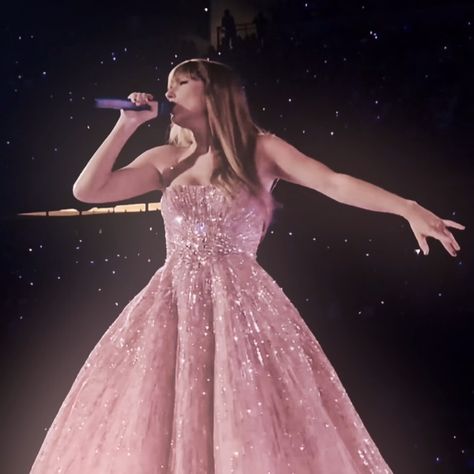 Taylor Swift Pink, Taylor Swift Speak Now, Taylor Swift Fan Club, Taylor Swift Birthday, Taylor Swift Cute, Estilo Taylor Swift, Swift Photo, Taylor Swift Funny, Taylor Swift Concert