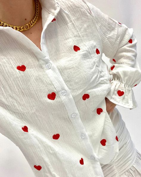 Shirt Styling, Korean Outfit Street Styles, Outfit Street, Fashion Top Outfits, Instagram Ideas Post, Heart Shirt, Fashion Top, Instagram Ideas, White Jacket