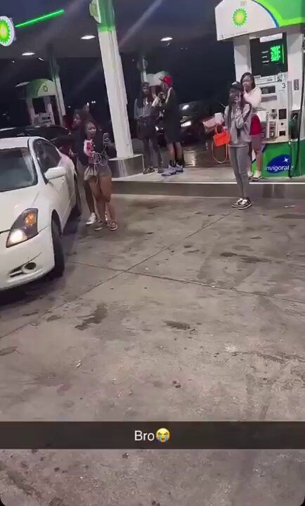 eatemup.7_ on X: "nah the gas station is crazyy https://t.co/S1SYmdZU1C" / X People Getting Knocked Out, Bully Gets Beat Up, Eatemup.7_ On Twitter, People Getting Jumped, School Fightsssssss In Bathroom, Ppl Getting Jumped, Middle School Fightssss Videos, School Fightsssssss Black, Getting Jumped