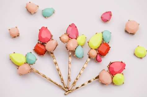 TELL: DIY GEMSTONE BOBBY PINS - Tell Love and PartyTell Love and Party Cute Diy Hair Accessories, Diy Bridesmaid Gifts, Diy Gem, Fun Summer Crafts, Diy Stocking Stuffers, Bridesmaid Diy, Diy Stockings, Diy Summer Crafts, Unique Hair Accessories