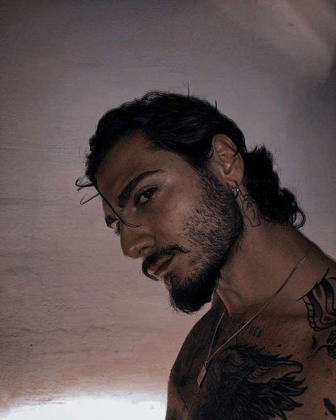 Peter Pan Kostüm, Goatee Styles, Guys With Black Hair, Tall Dark Handsome, Dark Haired Men, Minimalist Tattoo Ideas, Brown Eyes Black Hair, Dark Curly Hair, Dark Men