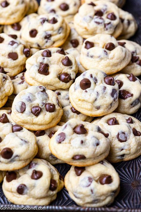 This soft chocolate chip cookies recipe has tons of chocolate chips in a chewy, soft cookie. They’re super simple to make and deliciously light and fluffy. Tollhouse Cookie Recipe, Soft Chocolate Chip Cookies Recipe, Strawberry Chocolate Chip Cookies, Chocolate Chip Cheesecake Bars, Cookie Ingredients, Potato Chip Cookies, Milk Chocolate Chip Cookies, Drop Cookie Recipes, Chocolate Chip Cookies Ingredients