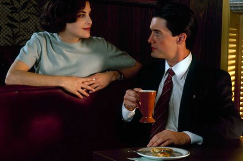 Of course there’s a cherry-pie recipe. Twin Peaks Wallpaper, Twin Peaks Tv, Agent Dale Cooper, Twin Peaks 1990, Agent Cooper, Audrey Horne, Sherilyn Fenn, Dale Cooper, Kyle Maclachlan