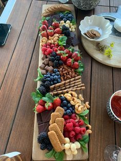 Dessert Graze Board, Chocolate And Fruit Board, Christmas Dessert Grazing Board, Dessert Platters Display, Grazing Dessert Table, Sweet Platter Ideas Parties, Charcuterie Board Sweet, Dessert Grazing Board, Platter Ideas