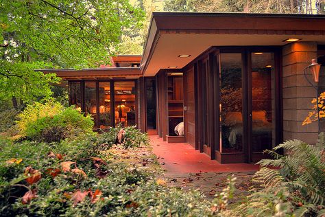 Frank Lloyd Wright's Barnes House | Flickr - Photo Sharing! Modern House In The Woods, Usonian Style, Frank Lloyd Wright Style, Usonian House, Lloyd Wright Architecture, Frank Lloyd Wright Buildings, Frank Lloyd Wright Architecture, Frank Lloyd Wright Design, South Street