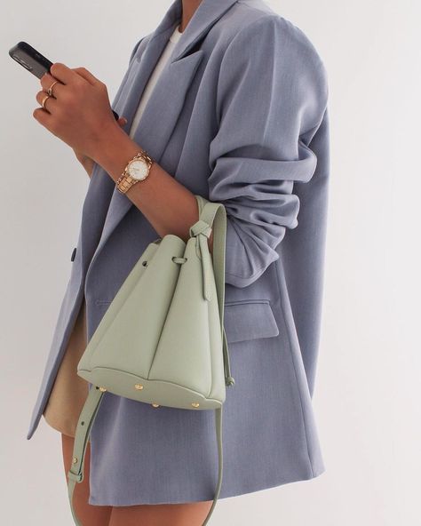 Polene Bag Street Style, Polene Bag Outfit Summer, Polene Bag Outfit, Polene Paris Bag, Pastels Palette, Blue Bag Outfit, Pastel Handbags, Polene Bag, Street Style Bags